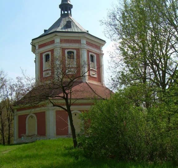 Kaple, zvonice a hasičská zbrojnice v jednom
