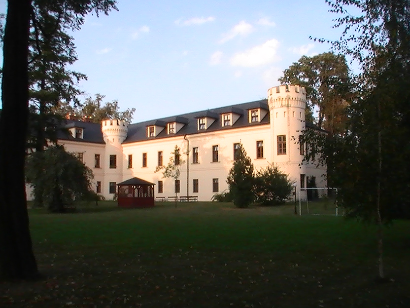 Větrný mlýn, lidová architektura a zámky, to vše je mikroregion Hvozdice