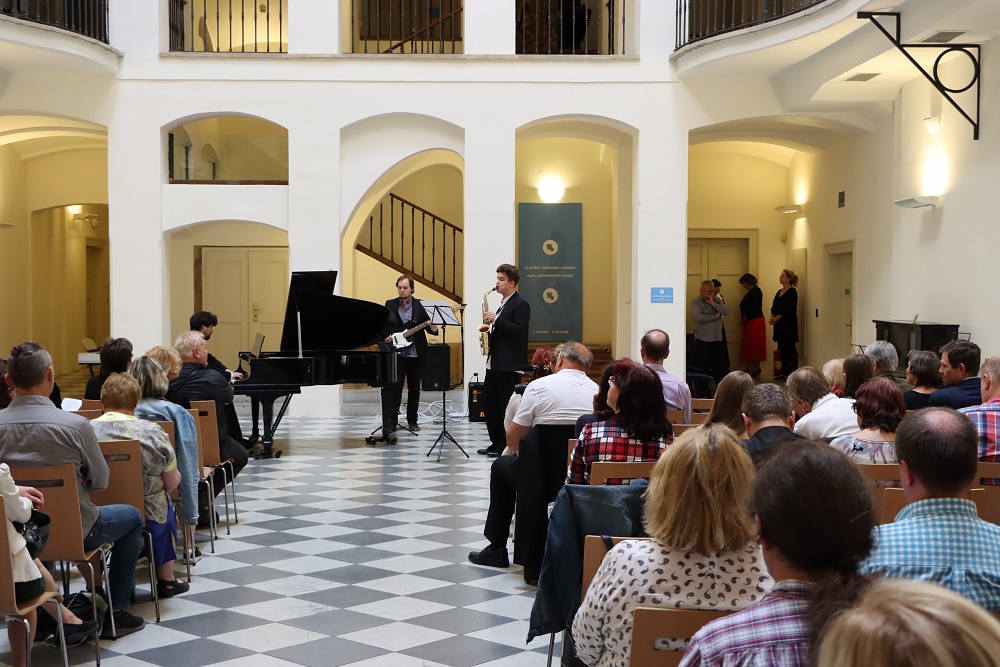 Kvalitní trávení času i radost a rozvíjení dovedností. Dejte děti na hudební nebo výtvarný obor na ZUŠ